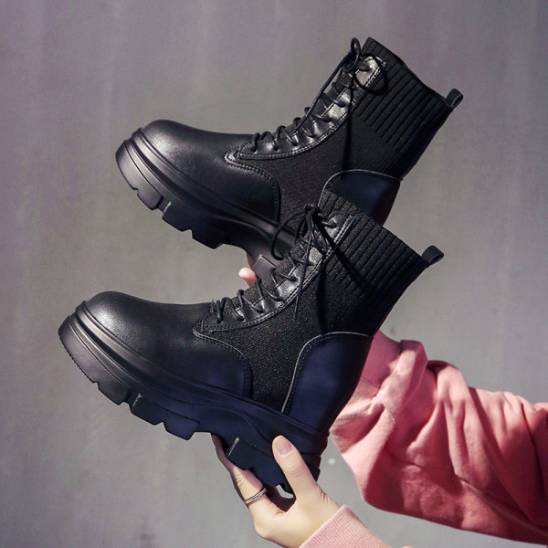 Női őszi-téli csizma ökobőrből fekete színben, magas talppal