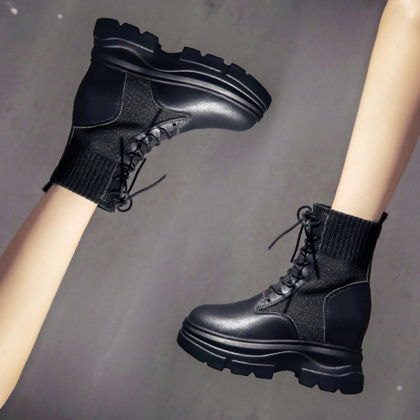 Női őszi-téli csizma ökobőrből fekete színben, magas talppal