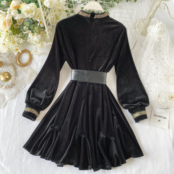 Modern női bársonyruha fekete övvel