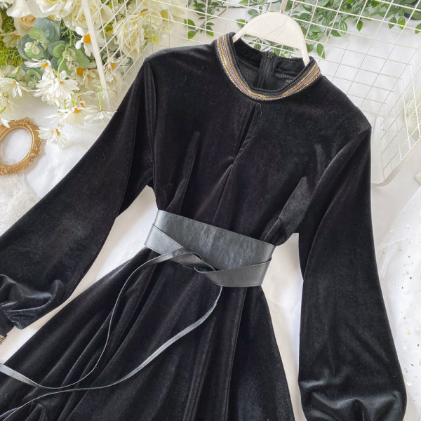 Modern női bársonyruha fekete övvel