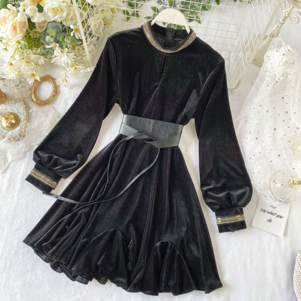 Modern női bársonyruha fekete övvel