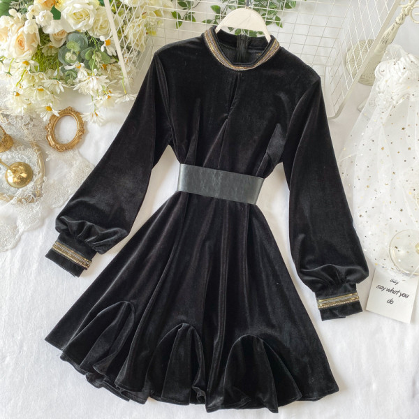 Modern női bársonyruha fekete övvel