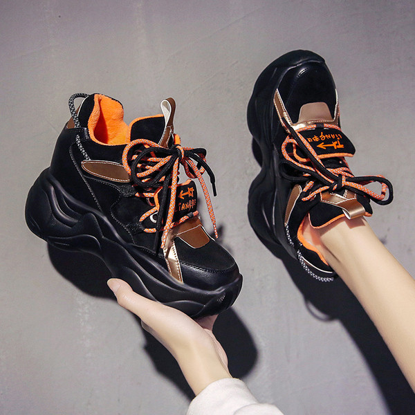 Női sport- és alkalmi tornacipő magas talppal és színes nyakkendőkkel