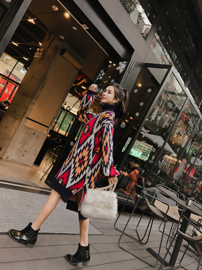 Hosszú kötött ruha színes mintával, pólógallérral