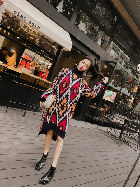 Hosszú kötött ruha színes mintával, pólógallérral