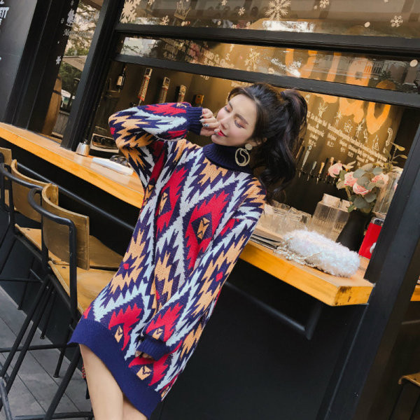 Hosszú kötött ruha színes mintával, pólógallérral