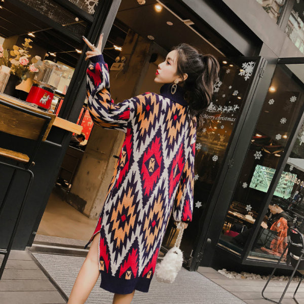 Hosszú kötött ruha színes mintával, pólógallérral