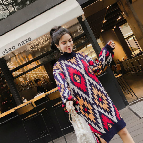 Hosszú kötött ruha színes mintával, pólógallérral