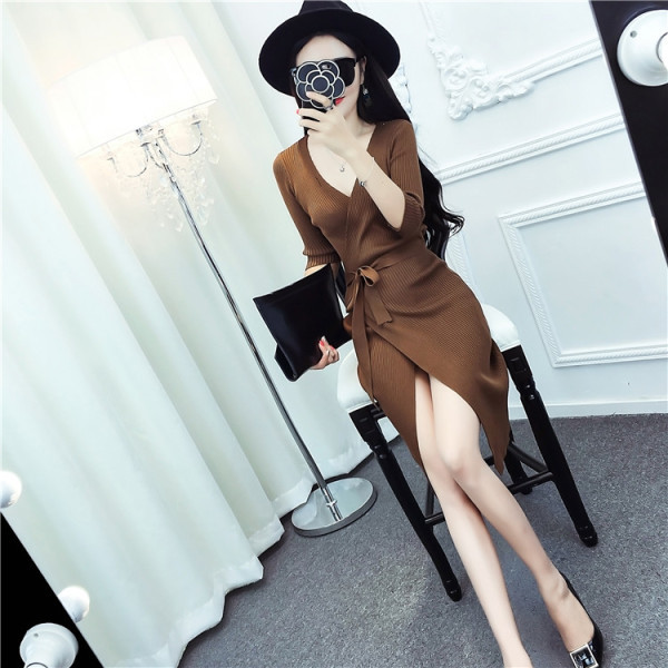 Kötött női ruha 7/8-as ujjal és hasítékkal