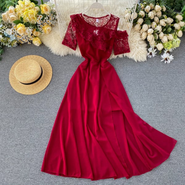 Hosszú női ruha csipkével és rövid ujjal