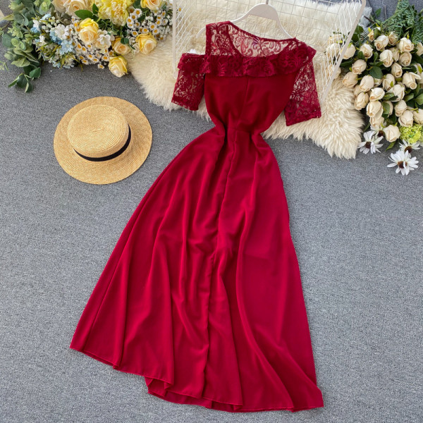 Hosszú női ruha csipkével és rövid ujjal