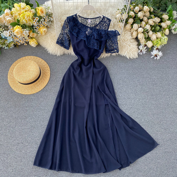 Hosszú női ruha csipkével és rövid ujjal