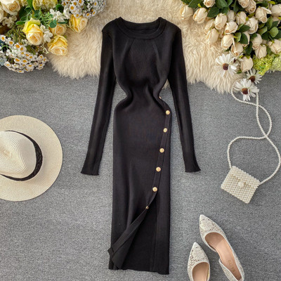 Alkalmi női ruha gombokkal és kerek nyakkivágással