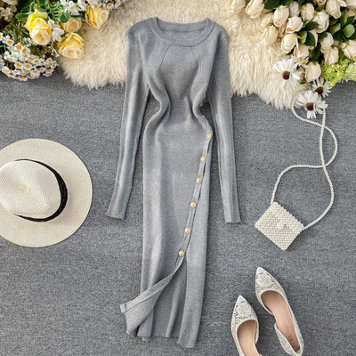 Alkalmi női ruha gombokkal és kerek nyakkivágással