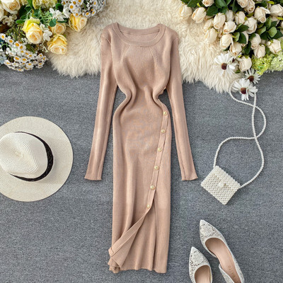 Alkalmi női ruha gombokkal és kerek nyakkivágással