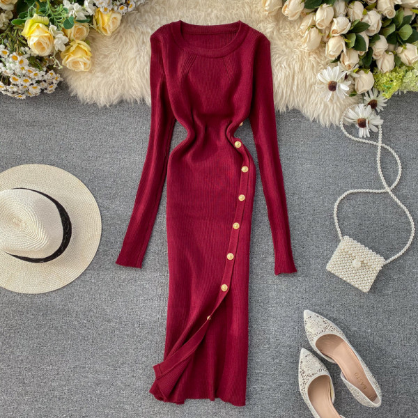 Alkalmi női ruha gombokkal és kerek nyakkivágással