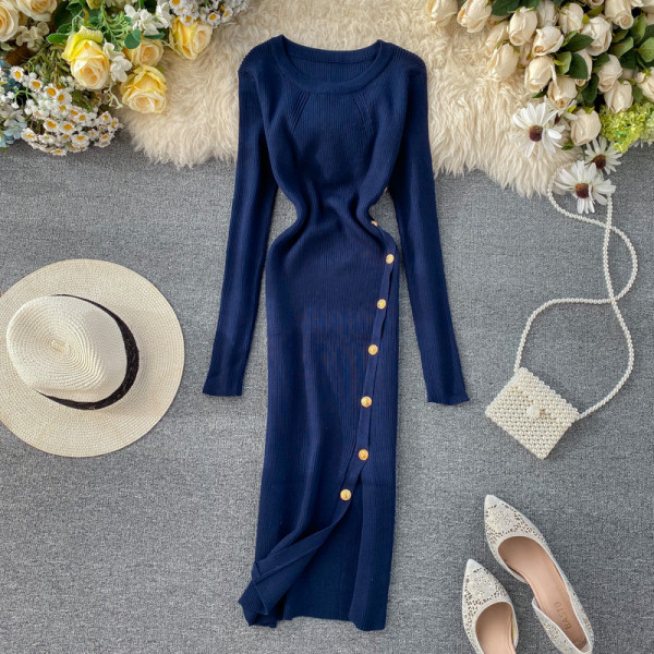 Alkalmi női ruha gombokkal és kerek nyakkivágással