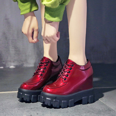 Női lakkcipő magas talppal, fekete és piros színben