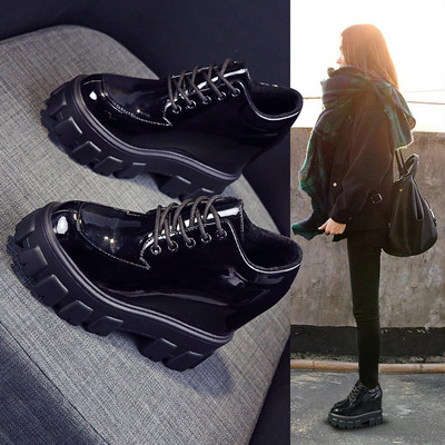 Női lakkcipő magas talppal, fekete és piros színben