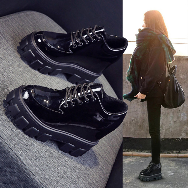 Női lakkcipő magas talppal, fekete és piros színben