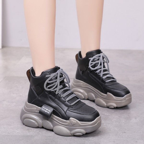 Γυναικεία αθλητικά χειμερινά παπούτσια σε λευκό, μαύρο και γκρι χρώμα