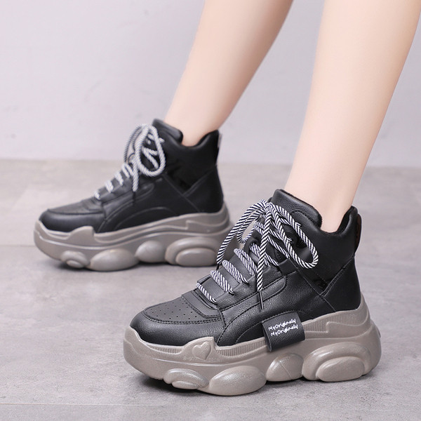 Γυναικεία αθλητικά χειμερινά παπούτσια σε λευκό, μαύρο και γκρι χρώμα