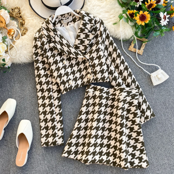 Κομψό γυναικείο σετ - φούστα με ψηλή  μέση και κοντό παλτό με κουμπιά