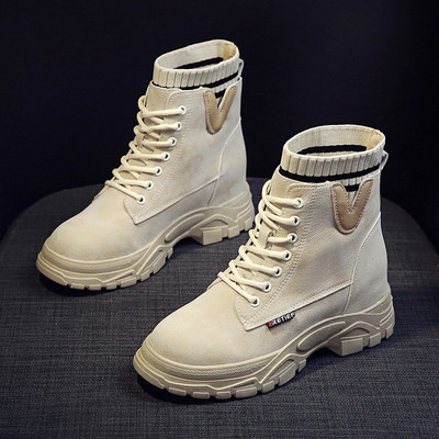 Női őszi-téli csizma lapos talppal és bézs színű fűzővel