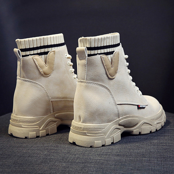 Női őszi-téli csizma lapos talppal és bézs színű fűzővel