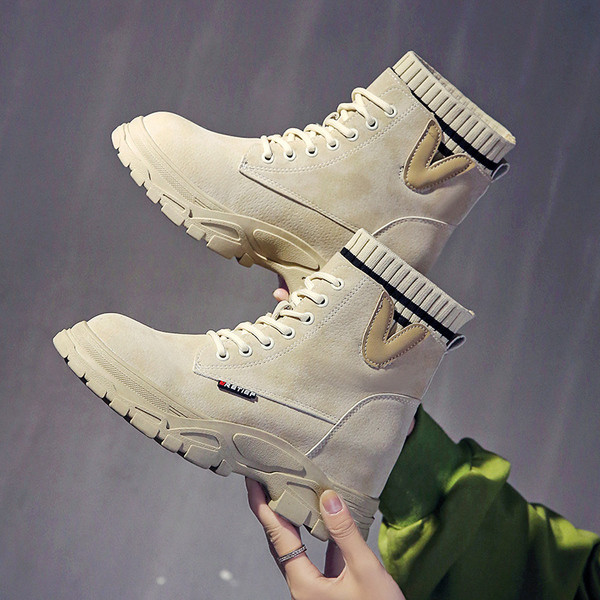 Női őszi-téli csizma lapos talppal és bézs színű fűzővel