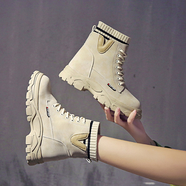 Női őszi-téli csizma lapos talppal és bézs színű fűzővel