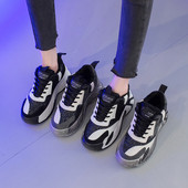 Γυναικεία αθλητικά  παπούτσια  για το φθινοπώρο με γυαλιστερό αποτέλεσμα σε δύο χρώματα