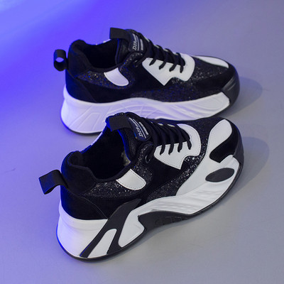 Γυναικεία αθλητικά  παπούτσια  για το φθινοπώρο με γυαλιστερό αποτέλεσμα σε δύο χρώματα