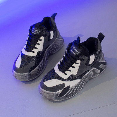 Γυναικεία αθλητικά  παπούτσια  για το φθινοπώρο με γυαλιστερό αποτέλεσμα σε δύο χρώματα