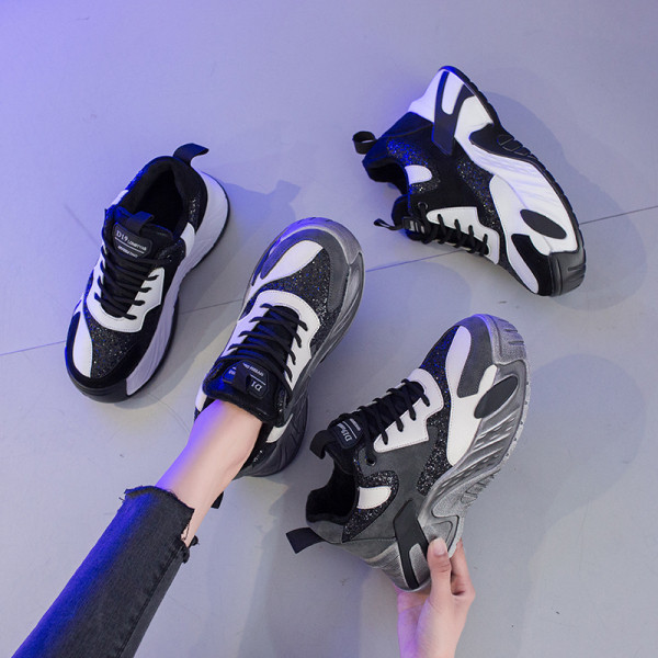 Γυναικεία αθλητικά  παπούτσια  για το φθινοπώρο με γυαλιστερό αποτέλεσμα σε δύο χρώματα