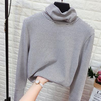 Csíkos női blúz magas pólógallérral és gombokkal az ujjain fehér, fekete, barna és szürke színben