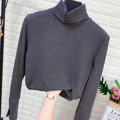 Csíkos női blúz magas pólógallérral és gombokkal az ujjain fehér, fekete, barna és szürke színben