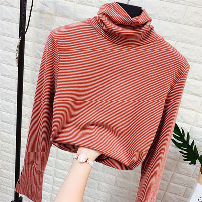 Csíkos női blúz magas pólógallérral és gombokkal az ujjain fehér, fekete, barna és szürke színben