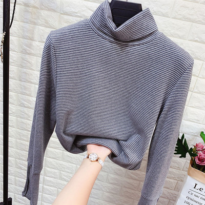 Csíkos női blúz magas pólógallérral és gombokkal az ujjain fehér, fekete, barna és szürke színben