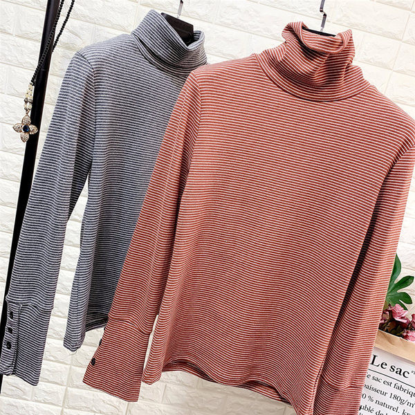 Csíkos női blúz magas pólógallérral és gombokkal az ujjain fehér, fekete, barna és szürke színben