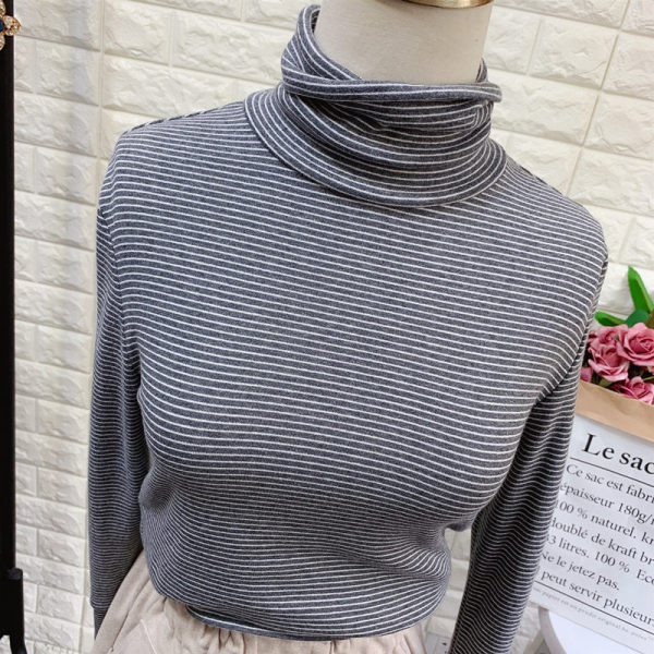 Csíkos női blúz magas pólógallérral és gombokkal az ujjain fehér, fekete, barna és szürke színben