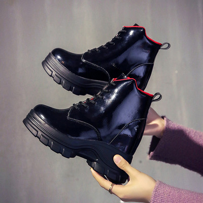 Νέο μοντέλο γυναικείες μπότες με μοντέρνα σόλα κατάλληλη για το χειμώνα