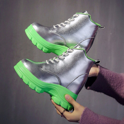 Νέο μοντέλο γυναικείες μπότες με μοντέρνα σόλα κατάλληλη για το χειμώνα