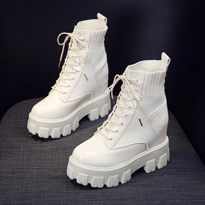 Κορυφαίες γυναικείες χειμερινές μπότες με ψηλή σόλα σε μαύρο και άσπρο χρώμα