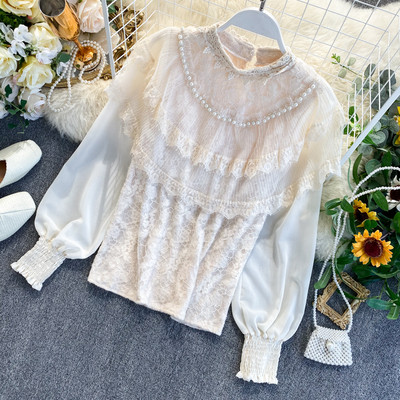 Μοντέρνο γυναικείο πουκάμισο με δαντέλα και πέρλες σε λευκό και ροζ χρώμα