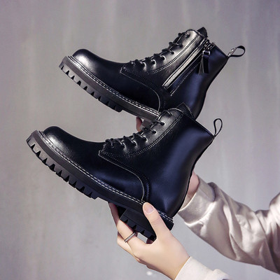 Stílusos női bőrcsizma lapos talppal, fekete színben, télre alkalmas