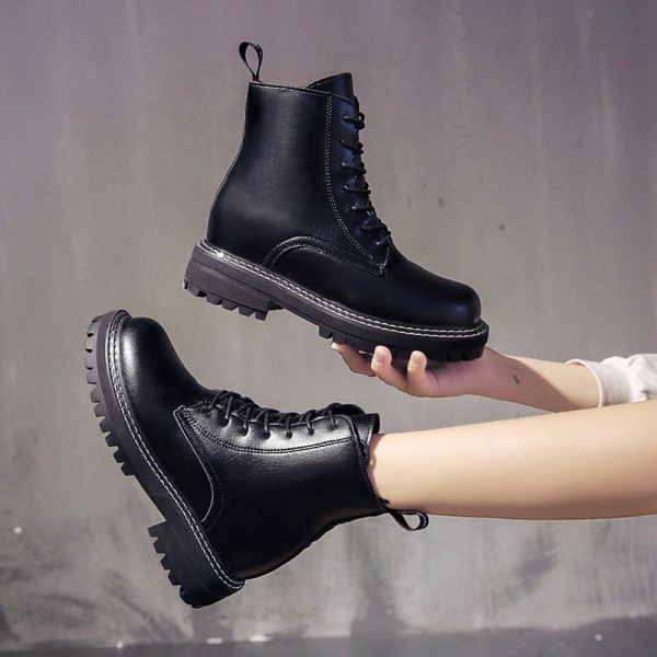 Stílusos női bőrcsizma lapos talppal, fekete színben, télre alkalmas