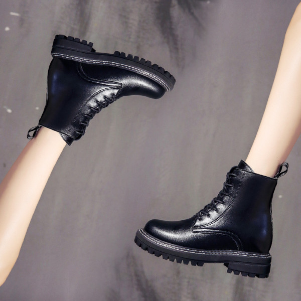 Stílusos női bőrcsizma lapos talppal, fekete színben, télre alkalmas