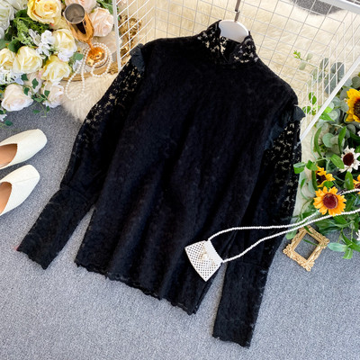 Γυναικεία δαντελένια μπλούζα με μεγάλο κολάρο σε λευκό και μαύρο χρώμα