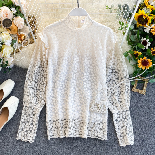 Γυναικεία δαντελένια μπλούζα με μεγάλο κολάρο σε λευκό και μαύρο χρώμα